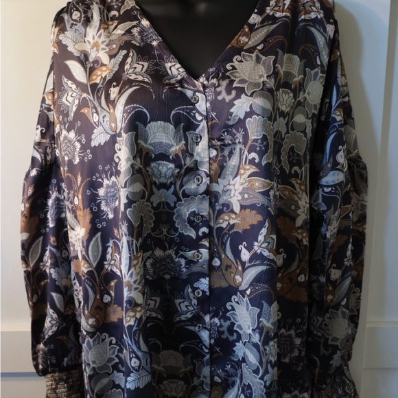 Floral Patterned women’s long sleeve Shirt - Picture 4 of 10